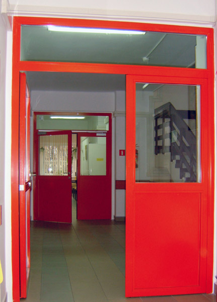 drzwi profilowe z przeswitem szklane czerwone