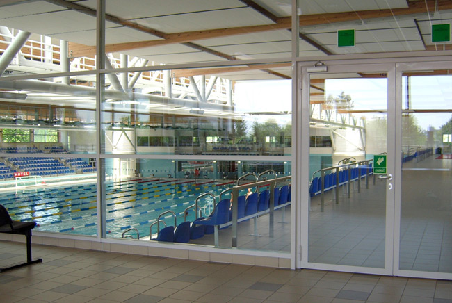 sciana przeciwpozarowa szklana z drzwiami basen