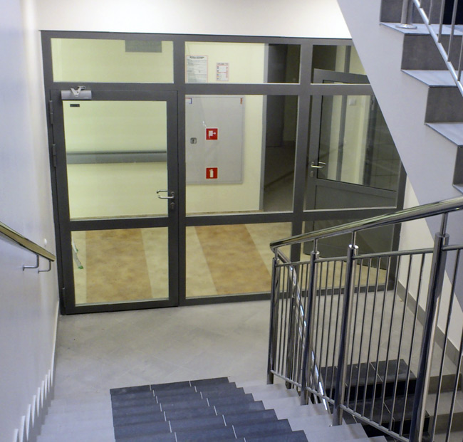 scianka szklana przeciwpozarowa z drzwiami