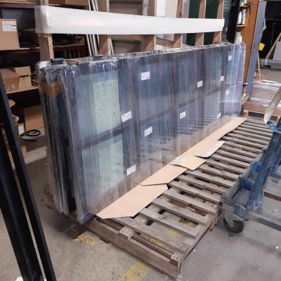 skrzydla drzwiowe na stojaku