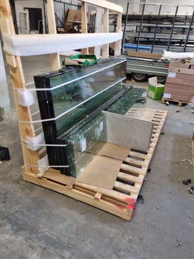 szklo duze na stojaku