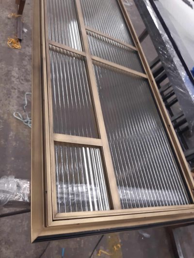 szklo flutes zlote drzwi