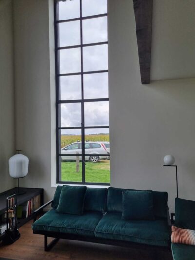 dom Niemcy duze okno widok z wnetrza