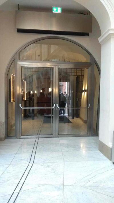 drzwi nierdzewne z lukiem muzeum czartoryskich